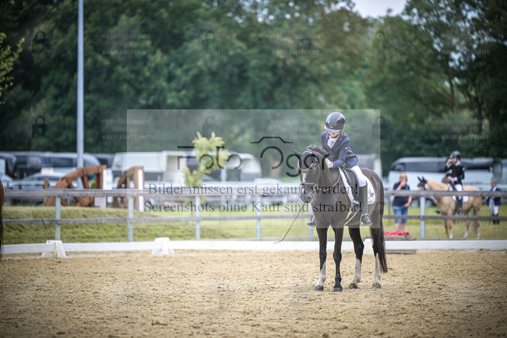 DOS_8191 | Entdecke hochwertige Reitturnierfotos von Foto Oger. Professionell, emotional und authentisch – jetzt Lieblingsmomente im Shop bestellen. - Realisiert mit Pictrs.com