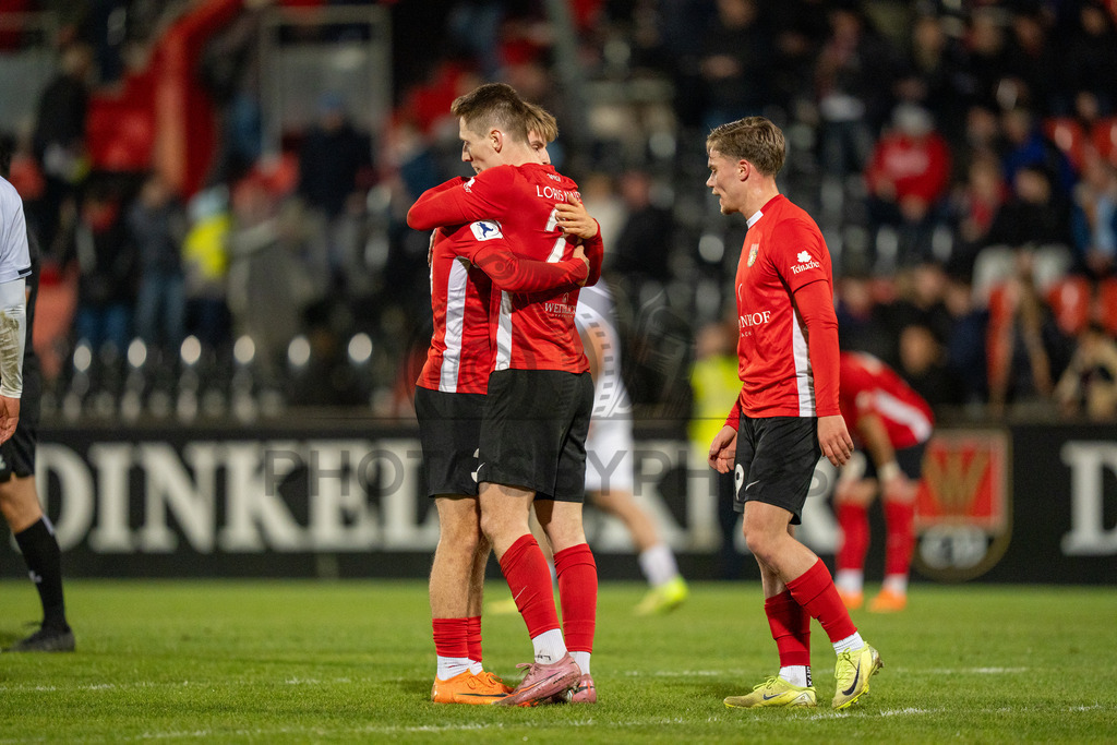 SG Sonnenhof Grossaspach vs. TSV Steinbach Haiger, Fussball, Regionalliga Suedwest, 25. Spieltag, 20.03.2026 | Lukas Stoppel (SG Sonnenhof Großaspach, #35), Loris Maier (SG Sonnenhof Großaspach, #27) und Mike Huras (SG Sonnenhof Großaspach, #19),SG Sonnenhof Grossaspach vs. TSV Steinbach Haiger, Fussball, Regionalliga Suedwest, 25. Spieltag, 20.03.2026Foto: photosbyphips/Philip Ziegler