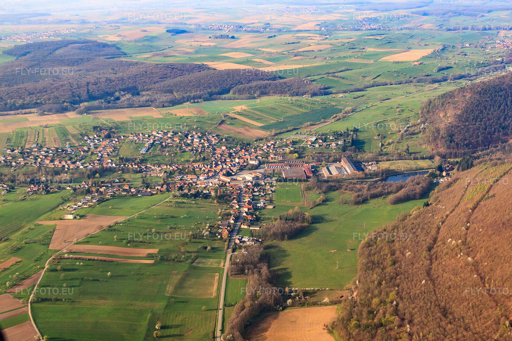 Vue aérienne: Vue de la ville depuis le nord-est à Oberbronn dans le département Bas Rhin, France.Photo: IMG_63726.jpg prise le 30/03/2014 par Werner Riehm/FLY-FOTO.euRésolution de l'original: 4752 x 3168 px