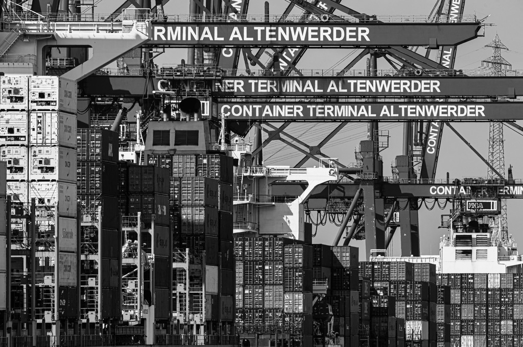 2022_04_28_TERMINAL-ALTENWERDER__DSC1608_sw | Hochwertig gedruckte Fotografien für die Wand, als Kalender und zum Verschenken. Hamburg & Norddeutschland und überall wo ich mit der Kamera unterwegs war.