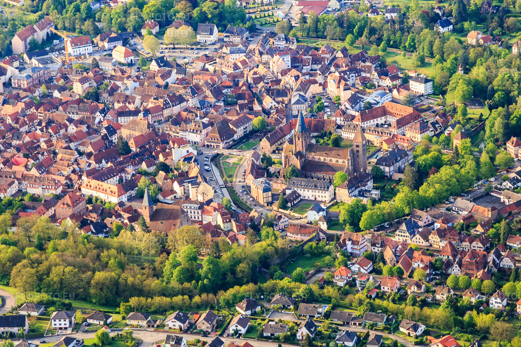 Vue aérienne: La vieille ville historique vue du nord à Wissembourg dans le département Bas Rhin, France – .Photo: IMG_113786.jpg prise le 29/04/2019 par Werner Riehm/FLY-FOTO.eu – Résolution de l'original: 4712 x 3142 px