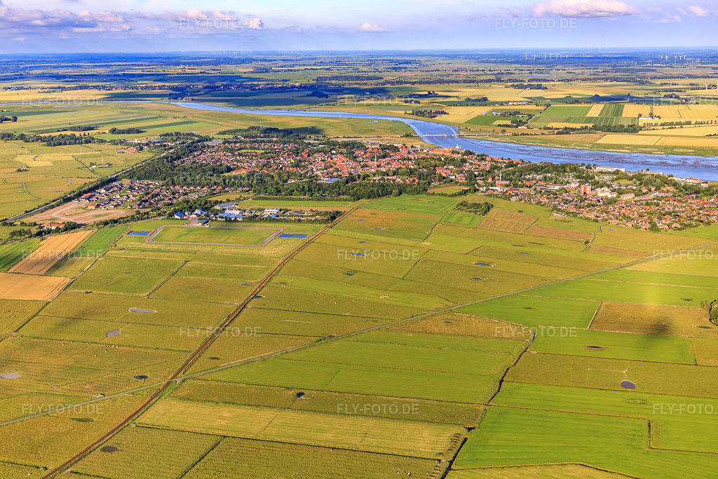 Luftbild: Ortsansicht von Westen in Tönning im Bundesland Schleswig-Holstein in Deutschland. Foto: IMG_0007281.jpg vom 10.07.2021 durch Werner Riehm/FLY-FOTO.de