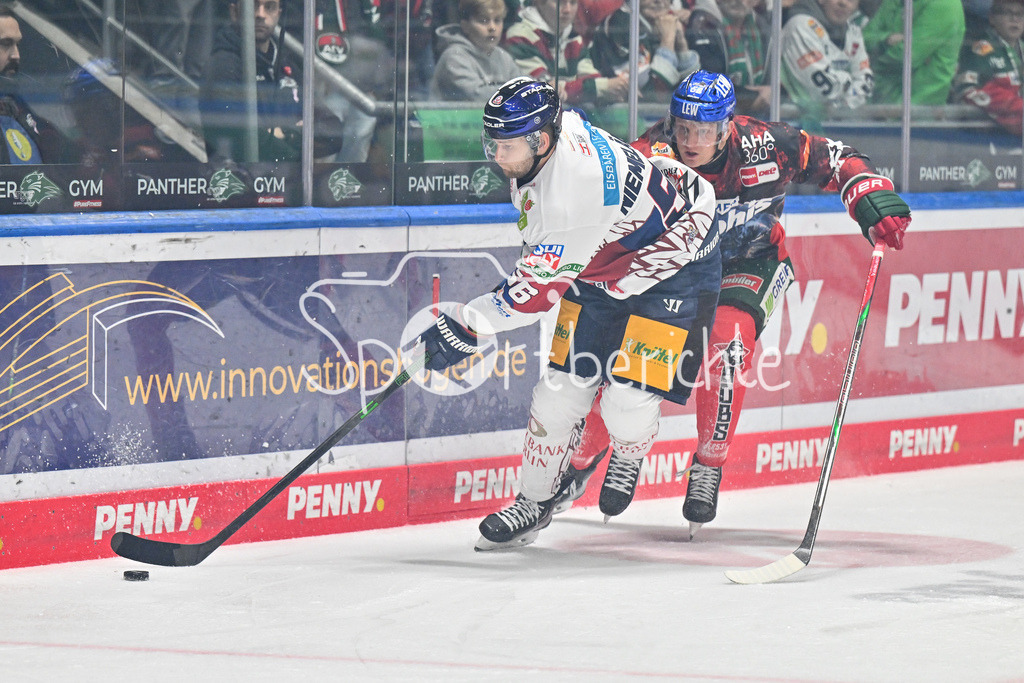 Augsburger Panther - Eisbären Berlin | im Duell Markus NIEMELAENEN (Eisbaeren Berlin #56) und Alexander OBLINGER (Augsburger Panther #50) / Zweikampf / DEL: Augsburger Panther - Eisbaeren Berlin, Curt Frenzel Stadion am 31.10.2024