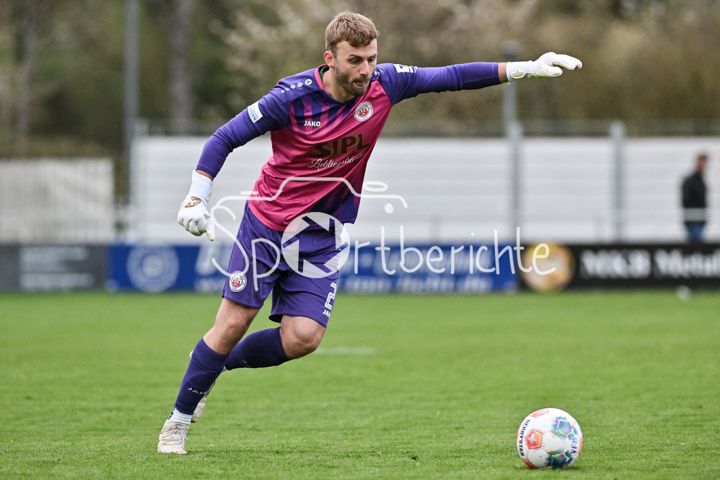 VfB Eichstätt - TSV Schwaben Augsburg | EICHSTÄTT, GERMANY - 14. APRIL: am Ball Nikolai SAUERNHEIMER (VfB Eichstätt 21) / Einzelfoto / Freisteller während dem Match zwischen dem VfB Eichstätt und dem TSV Schwaben Augsburg am 19. Spieltag der Regionalliga Bayern im Hirsch Sportpark
