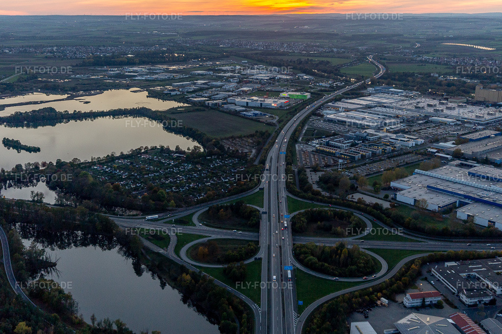 Luftbild: Sonnenuntergang am Autobahnkreuz der BAB A7 Ausfahrt Zentrum in Schweinfurt im Bundesland Bayern in Deutschland. Foto: IMG_119529.jpg vom 25.10.2019 durch Werner Riehm/FLY-FOTO.de