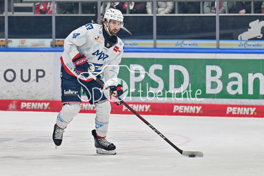 Augsburger Panther - Adler Mannheim | am Puck Nick CICEK (Adler Mannheim 4) / Freisteller / Einzelfoto / DEL: Augsburger Panther - Adler Mannheim, Curt Frenzel Stadion am 26.12.2024