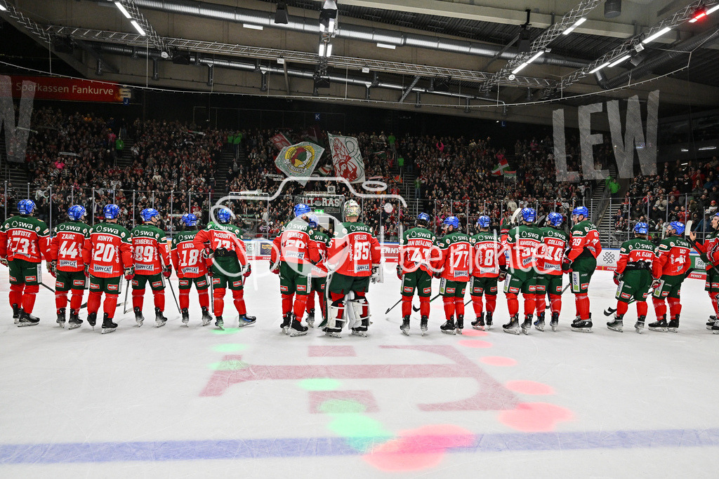 Augsburger Panther - Schwenninger Wild Wings | Die Augsburger Panther feiern zusammen mit den Fans dem Heimsieg gegen Schwenningen / DEL: Augsburger Panther - Schwenninger Wild Wings, Curt Frenzel Stadion am 02.02.2025