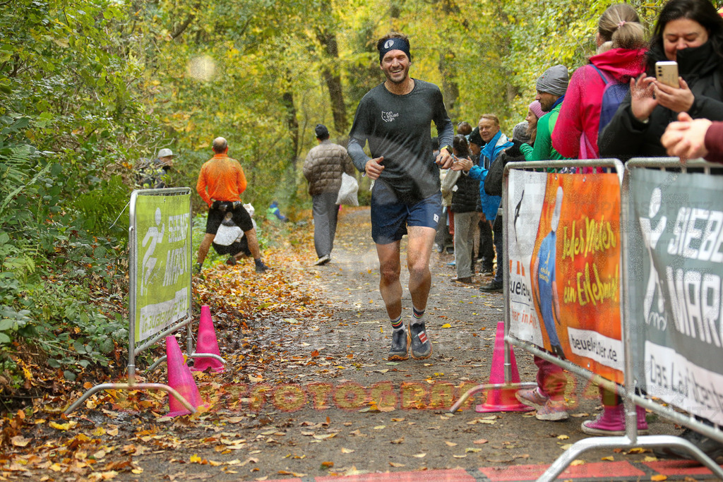 251026_1233_EX1_0669 | Sportfotografie im Rhein-Sieg Kreis, Köln, Bonn, NRW, Rheinland Pfalz, Hessen, etc. Unser Tätigkeitsfeld umfasst den Laufsport vom Volkslauf über den Marathon, Duathlon, Triathon bis zum Ultralauf wie Kölnpfad Ultra oder Schindertrail.