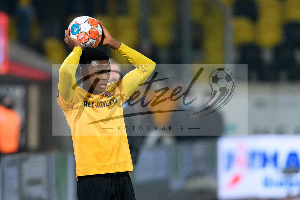 SGDHSV20220114_134 | Fussball, Herren: Michael Akoto (SG Dynamo Dresden) schaut bei dem Spiel der 2. Bundesliga zwischen SG Dynamo Dresden und Hamburger SV im Rudolf-Harbig-Stadion am 14.01.2022 in Dresden, Deutschland.DFB / DFL REGULATIONS PROHIBIT ANY USE OF PHOTOGRAPHS AS IMAGE SEQUENCES AND/OR QUASI-VIDEO. - Realisiert mit Pictrs.com