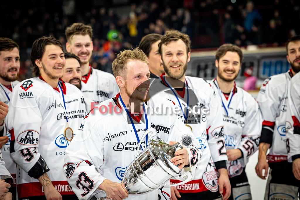 Spiel 3 Finale TSV Peißenberg Miners vs EHC Königsbrunn | Eishockey Bayernliga Playoffs 2023/2024, Spiel 3 Finale TSV Peißenberg Miners vs EHC Königsbrunn, 20240328,
Bayerischer Meister 2024 Peter BRÜCKNER (EHC 33) Jubelt mit Pokal,
2024-03-28 in Peißenberg (Eisstadion)
33 Peter BRÜCKNER (EHC 33)
Copyright: WolfgangxLindner foto-lindner.de