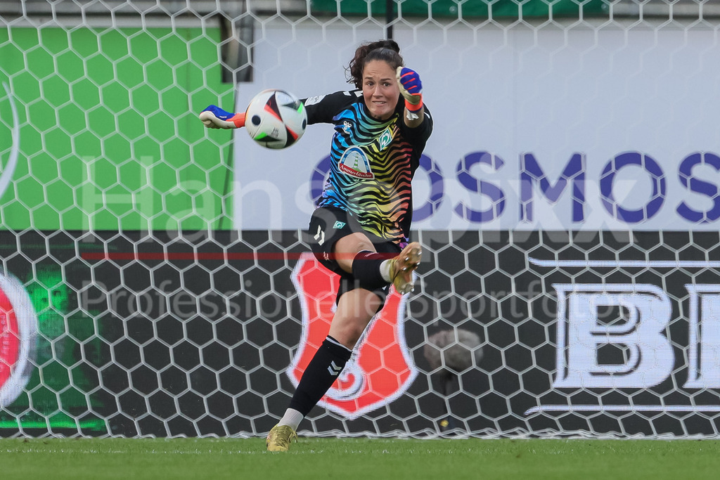 Fussball, Google Pixel Frauen-Bundesliga, VfL Wolfsburg - SV Werder Bremen | v.li.: Livia Peng (Torhüterin, Torwart, SV Werder Bremen, 1) am Ball, Freisteller, Einzelbild, Ganzkörper, Aktion, Action, Spielszene, DIE DFB-RICHTLINIEN UNTERSAGEN JEGLICHE NUTZUNG VON FOTOS ALS SEQUENZBILDER UND/ODER VIDEOÄHNLICHE FOTOSTRECKEN. DFB REGULATIONS PROHIBIT ANY USE OF PHOTOGRAPHS AS IMAGE SEQUENCES AND/OR QUASI-VIDEO.