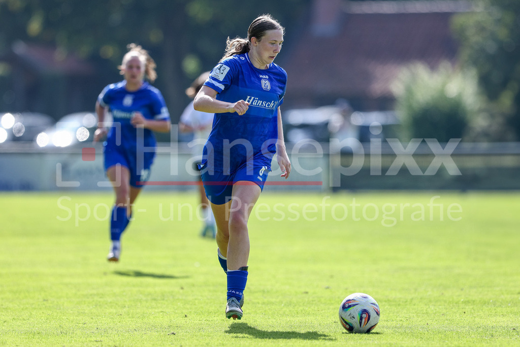 Fussball, Testspiel Frauen, SV Meppen - DSC Arminia Bielefeld | Laura Bröring (SV Meppen, 6) am Ball, Einzelbild, Ganzkörper, Aktion, Action, Spielszene