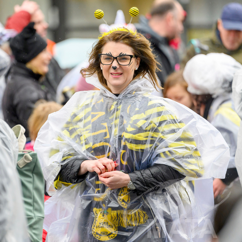 _DWA2603-2 | Trotz Nieselregen schlängelte sich der „Gaudiwurm“ am Sonntag durch die Nürnberger Innenstadt an tausenden Faschingsfans vorbei.  Nürnberg, 11.02.2024 - Realisiert mit Pictrs.com