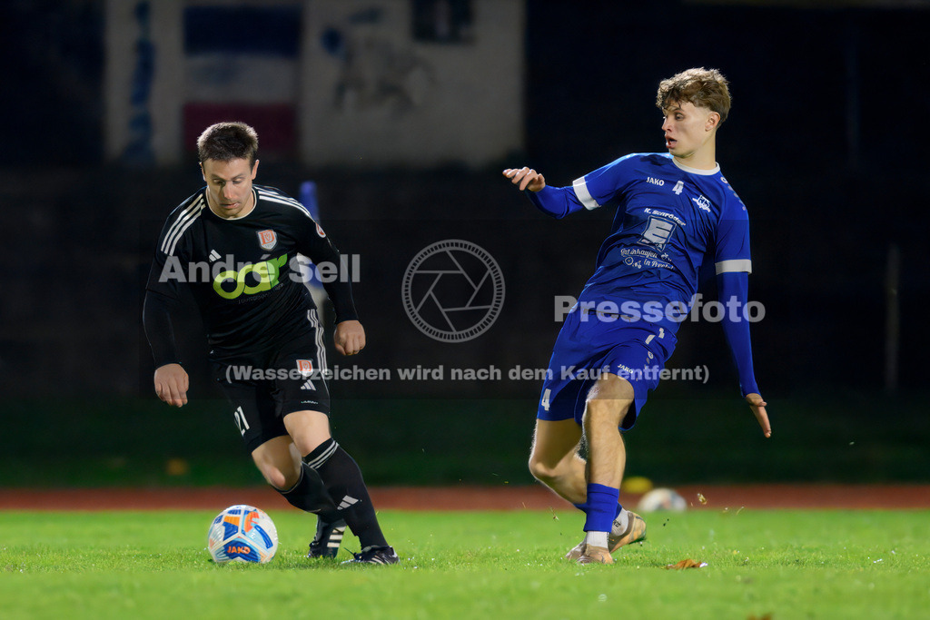 Preetzer TSV vs MTV Dänischenhagen | Enno Schulze (Preetz #4) vs Marc Petersen (Dänischenhagen #21) / Fußball-Verbandsliga Ost Männer 2026/2027 / Preetzer TSV vs MTV Dänischenhagen / Jahnplatz / Preetz / 16.10.26 - Realisiert mit Pictrs.com