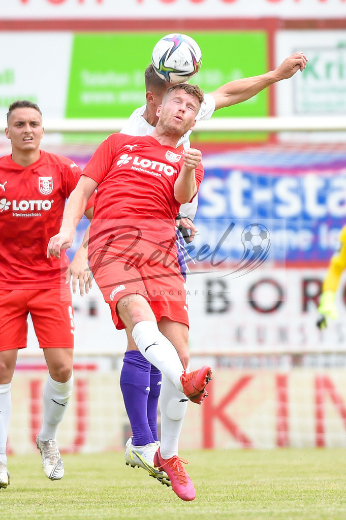 BSBOSN_20210626_0071 | Fussball, Herren: Sven Koehler (VfL Osnabrueck) und Jules Reimerink (TuS Bersenbrueck) im Zweikampf beim Testspiel zwischen TuS Bersenbrueck und VfL Osnabrueck im Hasestadion am 26.06.2021 in Bersenbrueck, Deutschland. - Realisiert mit Pictrs.com