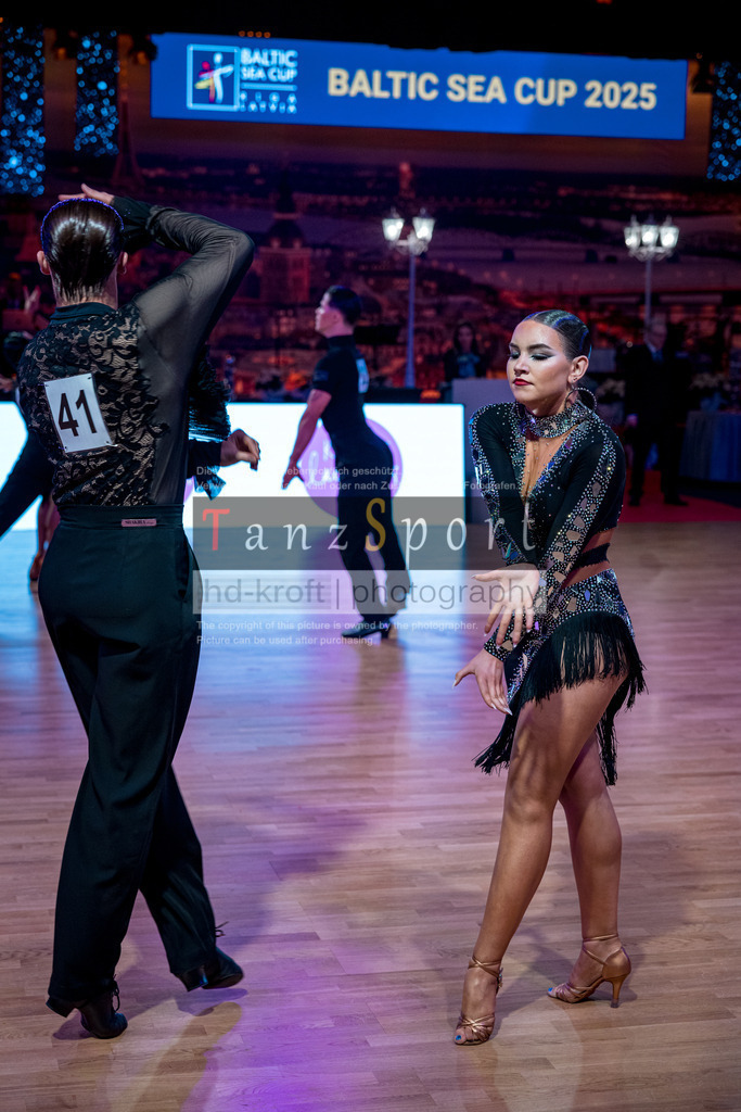 20251212_WDSF_World_Ch_Cup_RS-Lat_0720-2 | Tanzsportbilder, Standardtanz, Lateintanz, WDSF, DTV, LTVB, dancecomp, goc, hessen tanzt, blaues band der spree, walzer, tango, wiener walzer, slowfox, quickstepp, samba, rumba, cha-cha-cha, paso doble. jive, hd-kroft photography, turniertanzsport