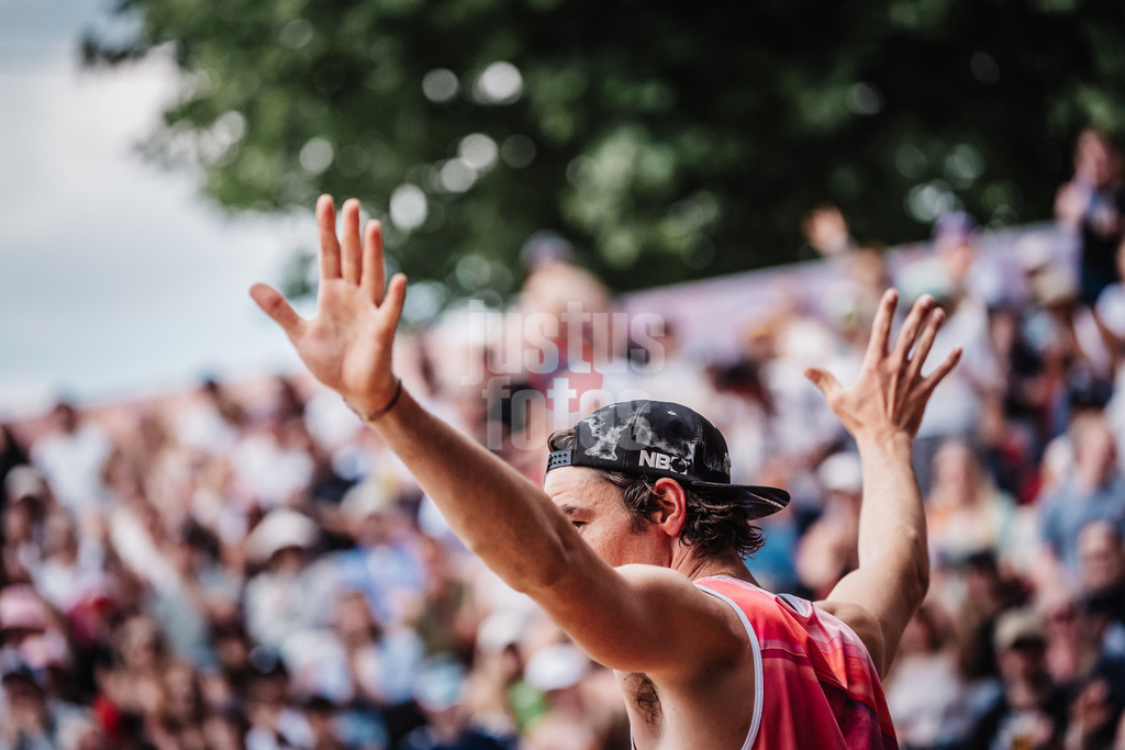Beachvolleyball | Männer | Allianz German Beach Tour 2025 | Tourstop Düsseldorf | 17.05.2025 | Jannik Kühlborn beim Einlauf ins Stadion