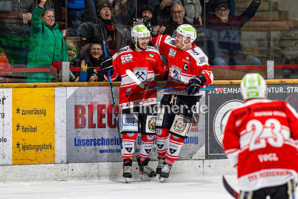 Spiel 1 Viertelfinale TSV Peißenberg Miners vs HC Landsberg Riverkings | Eishockey Bayernliga Playoffs 2023/2024, Spiel 1 Viertelfinale TSV Peißenberg Miners vs HC Landsberg Riverkings, 20240216,
Torjubel zum Sieg Lynnden PASTACHAK (Miners 97),
2024-02-16 in Peißenberg (Eisstadion)
96 Lynnden PASTACHAK (Miners 97), 67 Maximilian MALZATZKI (Miners 67)
Copyright: WolfgangxLindner foto-lindner.de