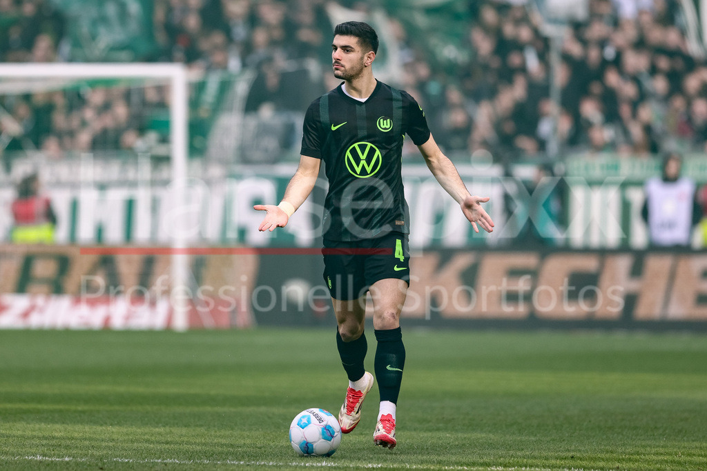 Fussball, Bundesliga, SV Werder Bremen - VfL Wolfsburg | v.li.: Konstantinos Koulierakis (VfL Wolfsburg, 4) am Ball, Einzelbild, Ganzkörper, Aktion, Action, Spielszene, gibt Anweisungen, gestikuliert, mit den Armen gestikulieren, DIE DFL-RICHTLINIEN UNTERSAGEN JEGLICHE NUTZUNG VON FOTOS ALS SEQUENZBILDER UND/ODER VIDEOÄHNLICHE FOTOSTRECKEN. DFL REGULATIONS PROHIBIT ANY USE OF PHOTOGRAPHS AS IMAGE SEQUENCES AND/OR QUASI-VIDEO.