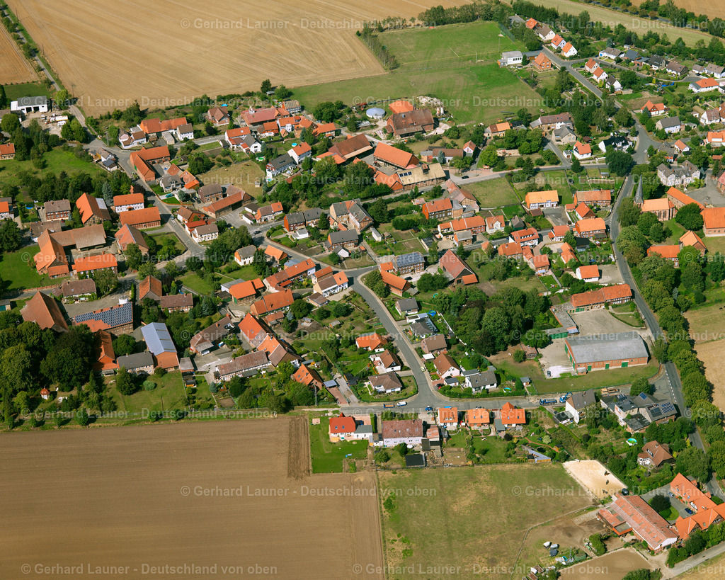 2638795 | OHLENDORF 23.08.2006 Landwirtschaftliche Nutzflächen und Feldgrenzen  umsäumen das Siedlungsgebiet des Dorfes in Ohlendorf im Bundesland Niedersachsen, Deutschland // Agricultural land and field boundaries surround the settlement area of the village  in Ohlendorf in the state Lower Saxony, Germany Foto: Gerhard Launer