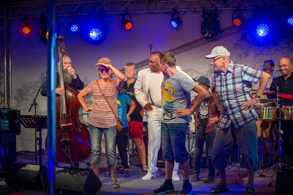 Summ Summ Salsa | Kinderkonzert Summ Summ Salsa mit Klazz Brothers & Cuba Percussion im Forte Belvedere Leisnig zum Festival Hallo Leisnig 2022. - Realisiert mit Pictrs.com