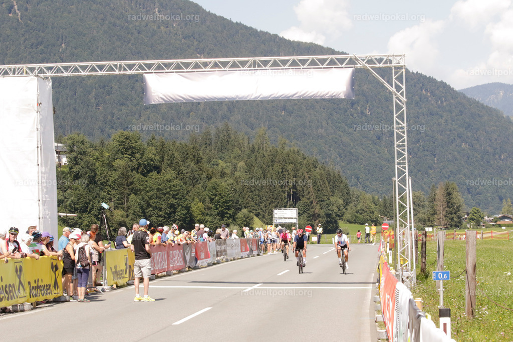 825_20230817_Bewerb_Maenner_Muehlanger | AUT - OESTERREICH, 2023-08-16: SPORT RENNRAD-FAHREN - 55. INTERNATIONALER RADWELTPOKAL IN ST. JOHANN IN TIROL  - Vintage-Radrennen mit WM-Bronze-Medaillen-Siegerin Christina Schweinberger, den Teilnehmer und Alexander Baumann (vom Orginastions-Team) - TAG 2 BEWERB MAENNER IN SECHS GRUPPEN  ; Foto: Roland Muehlanger