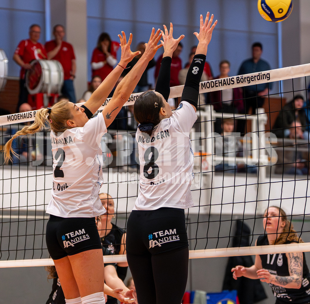 Volleyball I Frauen I Saison 2025-2026 I 2 Bundesliga Pro I 17. Spieltag VFL Oythe - VC Stralsund I 1838 | Dominika Zoltanska (2,VFL Oythe) und Georgia McGovern (8,VFL Oythe) - Realisiert mit Pictrs.com