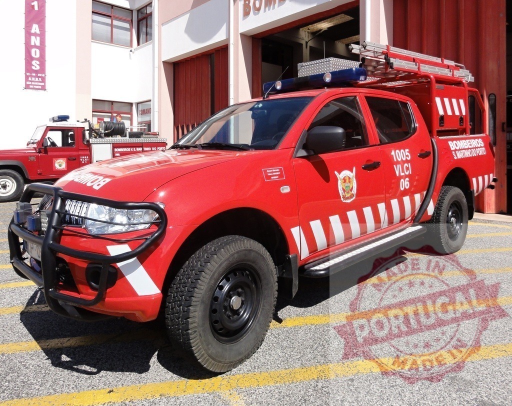 Red fire department Mitsubishi pickup truck parked at station | Red Mitsubishi L200 fire truck from Bombeiros S. Martinho do Porto parked at the fire station - Realisiert mit Pictrs.com