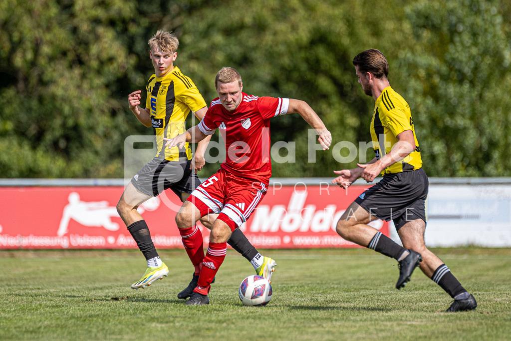 Stadensen - Oetzmann_ Patrick (links Luca Kühn_ r. Laurenz Johann Rößler) vs Wrestedt 090825 dlP | immodelaporte-sportfotos - Realisiert mit Pictrs.com