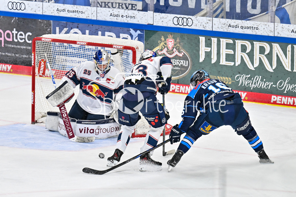 ERC Ingolstadt - EHC RB München | INGOLSTADT, GERMANY - 27. MAERZ: v. l. Simon WOLF (RB München 25), Phillip SINN (RB München 43) und Johannes KRAUSS (ERC Ingolstadt 16) während dem Match zwischen dem ERC Ingolstadt und dem EHC RB München bei Spiel 2 des DEL Playoff Viertelfinales in der Saturn Arena