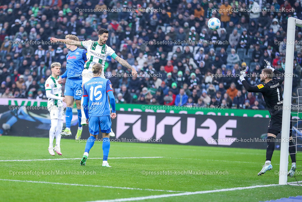 BMG14122401021 | 14.12.2024, Fußball, Borussia Mönchengladbach - Holstein Kiel, 1. Fußball Bundesliga, Borussia-Park, Saison 2024 2025: Torschütze Tim Kleindienst (Mönchengl. #11) trifft Kopfball Tor zum 1:0. Kopfballtor TorschussDFB regulations prohibit any use of photographs as image sequences and or quasi-video.