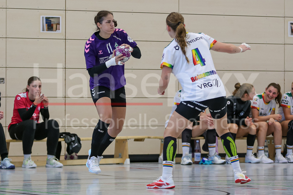 Handball, Testspiel Frauen, VfL Oldenburg - SV Werder Bremen | v.li.: Anna Lena Bergmann (SV Werder Bremen, 11) am Ball, Spielszene, Aktion, Action, Toni Reinemann (VfL Oldenburg, 4)