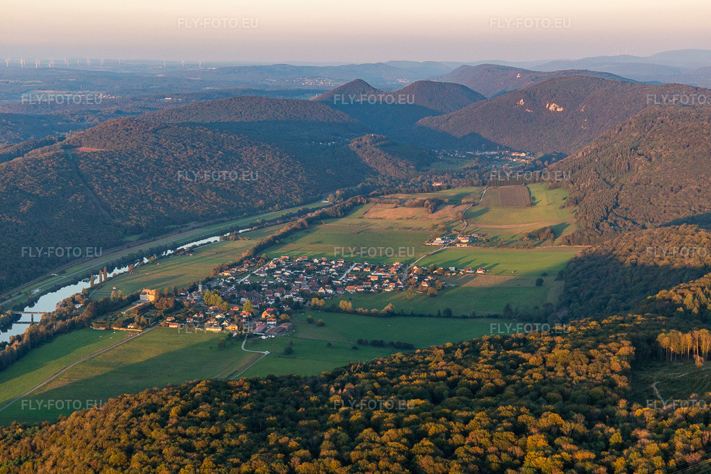 Vue aérienne: Vue de la ville à Vaire-Arcier dans le département Doubs, France. Photo: IMG_129713.jpg prise le 23/09/2021 par Werner Riehm/FLY-FOTO.eu – Résolution de l'original: 5472 x 3648 px