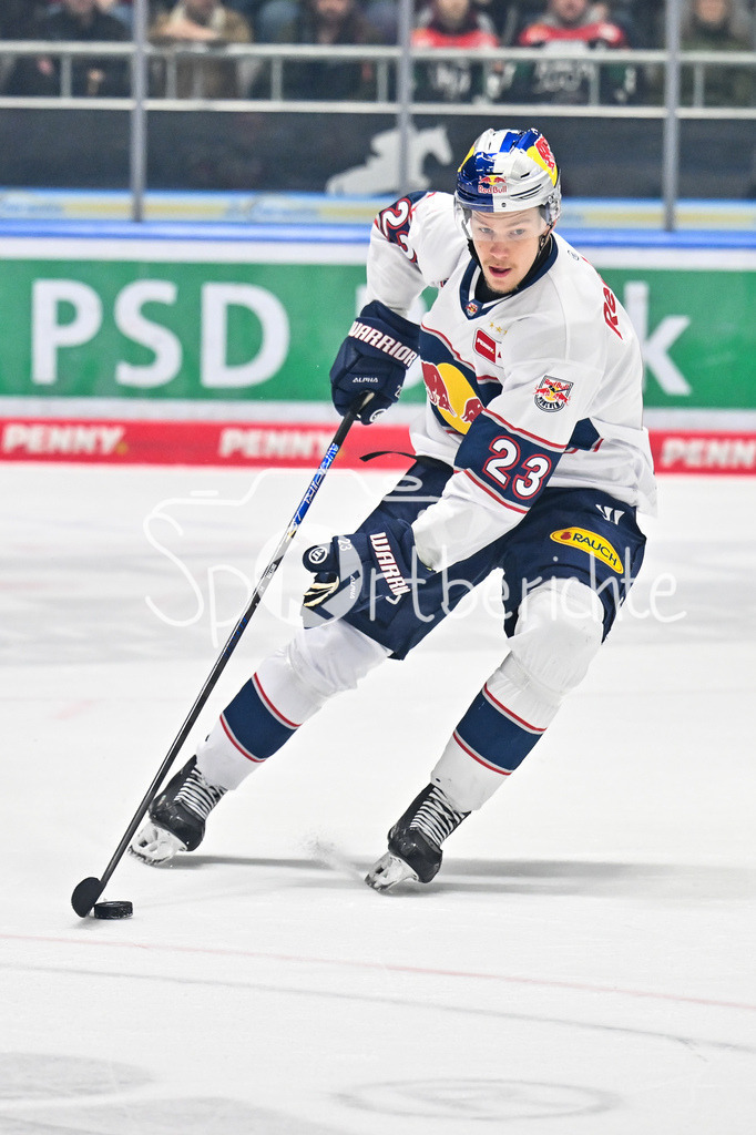Augsburger Panther - EHC RB München | AUGSBURG, DEUTSCHLAND - 27. FEBRUAR: am Puck Alberts SMITS (EHC München 23) / Einzelfoto / Freisteller während dem Match zwischen den Augsburger Panthern und dem EHC RB München am 46. Spieltag der Penny DEL im Curt Frenzel Stadion