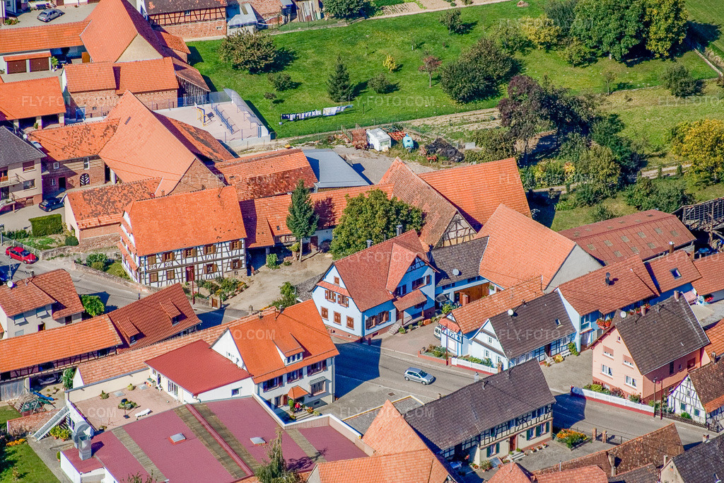 Aerial view: Rue Principale from the southwest in Schleithal in the state Bas-Rhin, France. – Photo: IMG_13592.jpg taken on 09/28/2008 by Werner Riehm/FLY-FOTO.com – Resolution of the original: 3456 x 2304 px