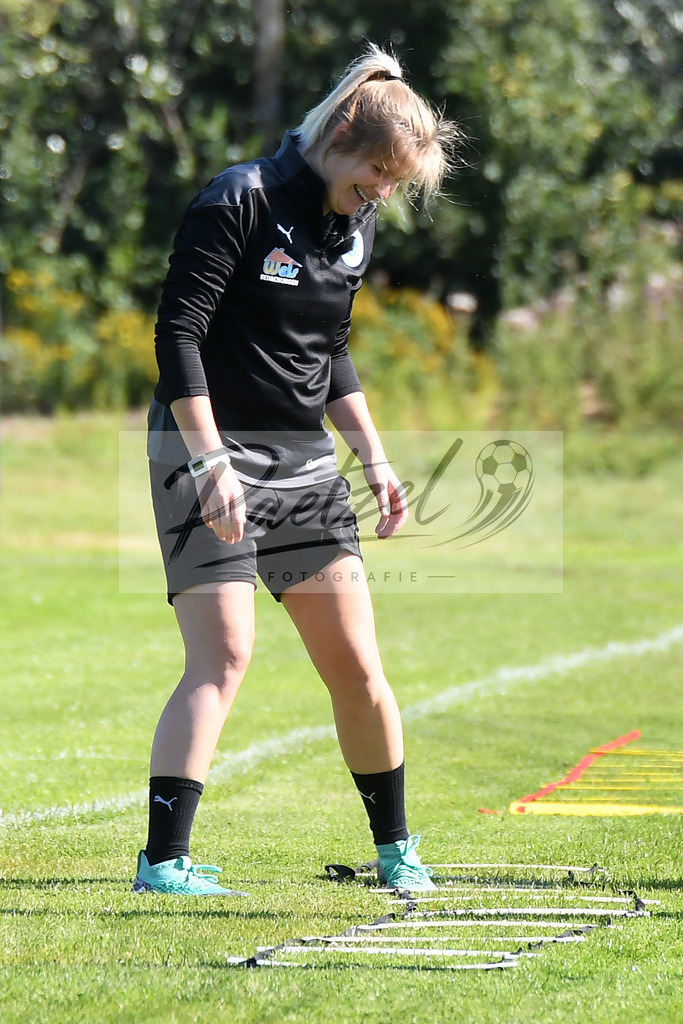 TRASFL20200713_0003 | Fussball, Herren: Trainerin Imke Wuebbenhorst (SF Lotte) schaut bei der Trainingseinheit von SF Lotte im Sportpark am Lotter Kreuz am 13.07.2020 in Lotte, Deutschland. - Realisiert mit Pictrs.com