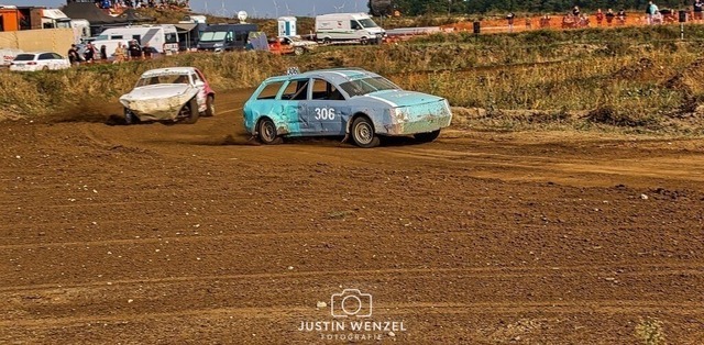 _DSC5929_ergebnis | 
Natürlich, hier ist eine Meta-Beschreibung, die sich aus dem Text ableitet:

Entdecke die Welt der Fotografie durch die Linse von Justin Wenzel, einem 23-jährigen Fotografen, der seit 2016 seine Leidenschaft für die Kunst entfaltet. Von Portraits über Ti - Realisiert mit Pictrs.com