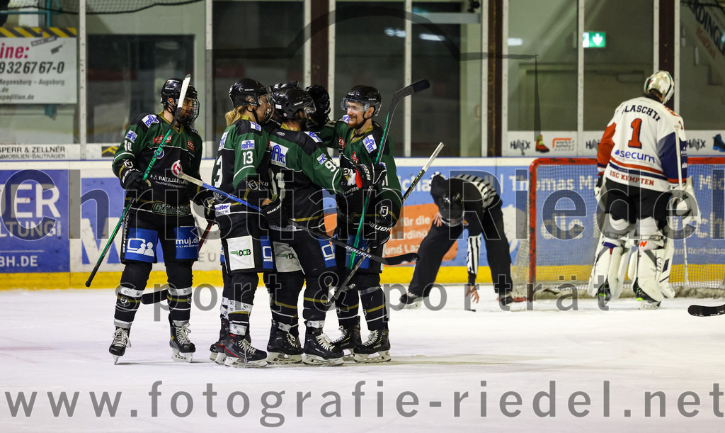 2023-03-07_081_TSV_Erding_gegen_ESC_Kempten | Erding, Deutschland, 07.03.2023:
Eishockey, Bayernliga Playoffs 2022 / 2023, Viertelfinale, TSV Erding gegen ESC Kempten, Endergebnis: 9:3

Daniel Krzizok (Erding Gladiators, #18), Michael Franz (Erding Gladiators, #13), Rudolf Lorenz (Erding Gladiators, #91), Roni Rukajärvi (Erding Gladiators, #61)

Foto: Christian Riedel / fotografie-riedel.net