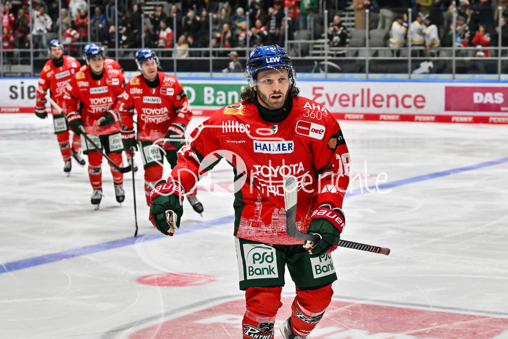 Augsburger Panther - Kölner Haie | Jubel der Panther nach dem Treffer zum 1-1 durch Anthony LOUIS (Augsburger Panther #18) / Tor / Torschuetze / Freude / Happy / DEL: Augsburger Panther - Kölner Haie; Curt Frenzel Stadion am 26.09.2025