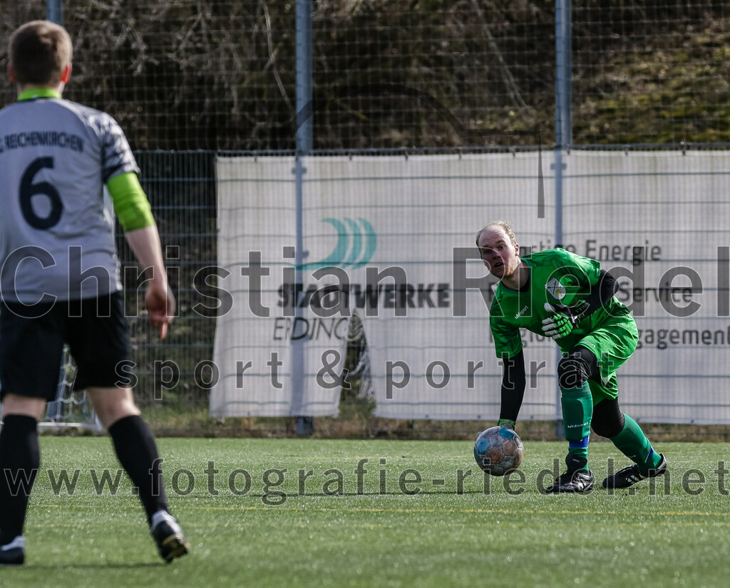 2024-02-24_053_FC_Langengeisling_II_gegen_SG_Reichenkirchen | Erding, Deutschland, 24.02.2024:
Fußball, Kreisklasse 2023 / 2024, Testspiel, FC Langengeisling II gegen SG Reichenkirchen, Endergebnis: 7:1

Andreas Pfanzelt (SG Reichenkirchen, #6), Torwart Justin Tauber (SG Reichenkirchen, #27)

Foto: Christian Riedel / fotografie-riedel.net
