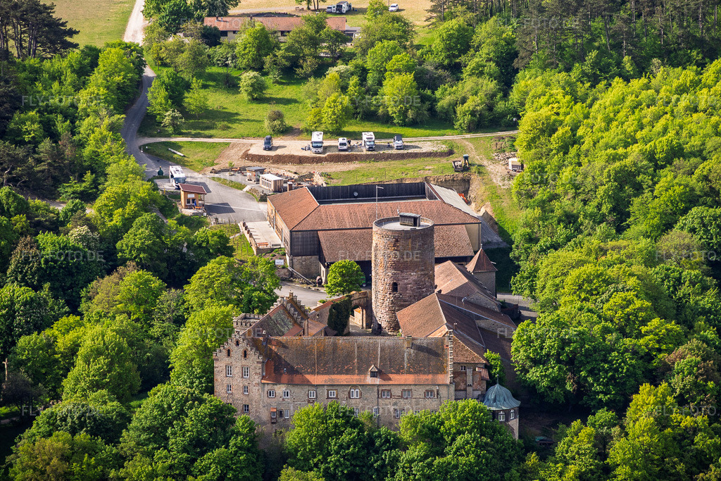 Luftbild: Schloss Saaleck in Hammelburg im Bundesland Bayern in Deutschland.Foto: IMG_155613.jpg vom 03.05.2026 durch Werner Riehm/FLY-FOTO.deAuflösung des Originals: 5852 x 3901 px