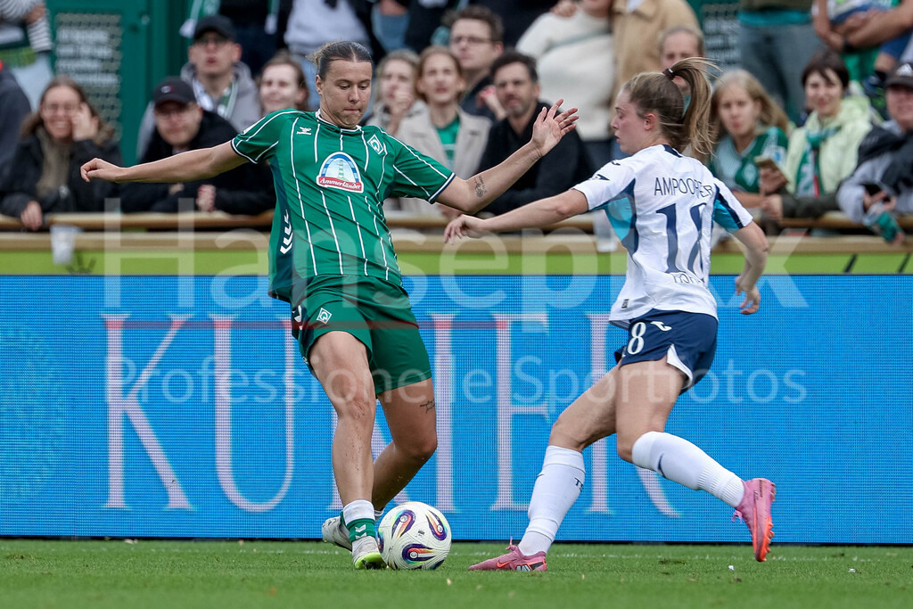 Fussball, Google Pixel Frauen-Bundesliga, SV Werder Bremen - TSG 1899 Hoffenheim | v.li.: Larissa Mühlhaus (SV Werder Bremen, 7) und Valesca Ampoorter (TSG 1899 Hoffenheim, 18) im Zweikampf, Duell, Dynamik, Aktion, Action, Spielszene, DIE DFB-RICHTLINIEN UNTERSAGEN JEGLICHE NUTZUNG VON FOTOS ALS SEQUENZBILDER UND/ODER VIDEOÄHNLICHE FOTOSTRECKEN. DFB REGULATIONS PROHIBIT ANY USE OF PHOTOGRAPHS AS IMAGE SEQUENCES AND/OR QUASI-VIDEO.