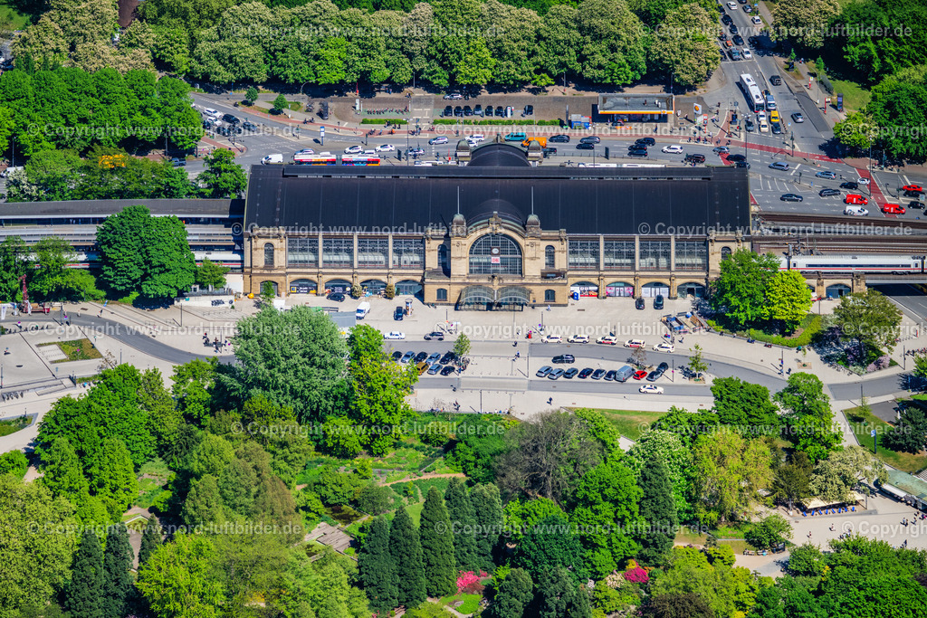 Hamburg_Dammtor_Bahnhof_ELS_7256080525 | HAMBURG 09.05.2025 Bahnhofsgebäude und Gleisanlagen des S-Bahnhofes " Dammtor " im Ortsteil Sankt Pauli in Hamburg, Deutschland. Weiterführende Informationen bei: S-Bahn Hamburg GmbH. // Station building and track systems of the S-Bahn station " Dammtor " in the district Sankt Pauli in Hamburg, Germany. Further information at: S-Bahn Hamburg GmbH. Foto: Martin Elsen