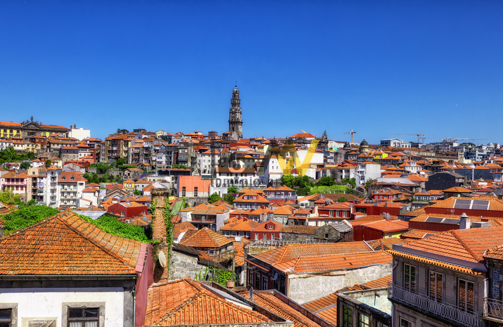 View über die Altstadt und die Dächer von Porto-Azurblauer Himmel | Das Bild zeigt einen Ausblick über die Altstadt und die Dächer von Porto, Portugal, mit der markanten Torre dos Clérigos im Hintergrund. Der historische Kern der Stadt Ribeira, der sich den Hügel hinauf erstreckt, gehört seit 1996 zum UNESCO-Weltkulturerbe. Details zur SzeneOrt: Die Aufnahme zeigt das historische Zentrum Portos. Der hohe Glockenturm im Hintergrund ist die Torre dos Clérigos (Kirchturm der Clérigos-Kirche), eines der ikonischsten Wahrzeichen der Stadt.Altstadt (Cidade Vella): Das historische Zentrum liegt direkt am Hafen und beherbergt die Konkathedrale Santa María, den Lebensmittelmarkt, die Praza da Constitución und das alte Fischerviertel Barrio de Berbés. - Realisiert mit Pictrs.com