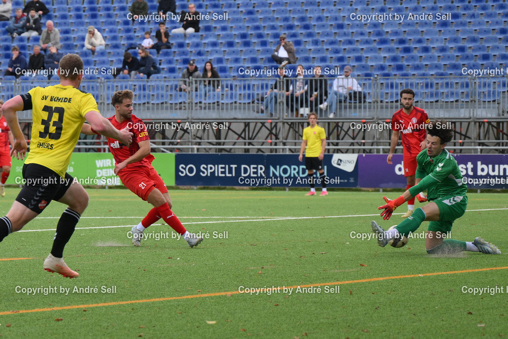 FC Kilia Kiel vs SV Eichede | Luca Senger (Kilia #21) vs Peer-Maurice Ehlers (Eichede #33) &amp; Mats Lüdtke (Eichede #1) / Fußball-Oberliga Männer 2026/2027 / FC Kilia Kiel vs SV Eichede / Kilia Sportplatz / Kiel / 12.09.26 - Realisiert mit Pictrs.com