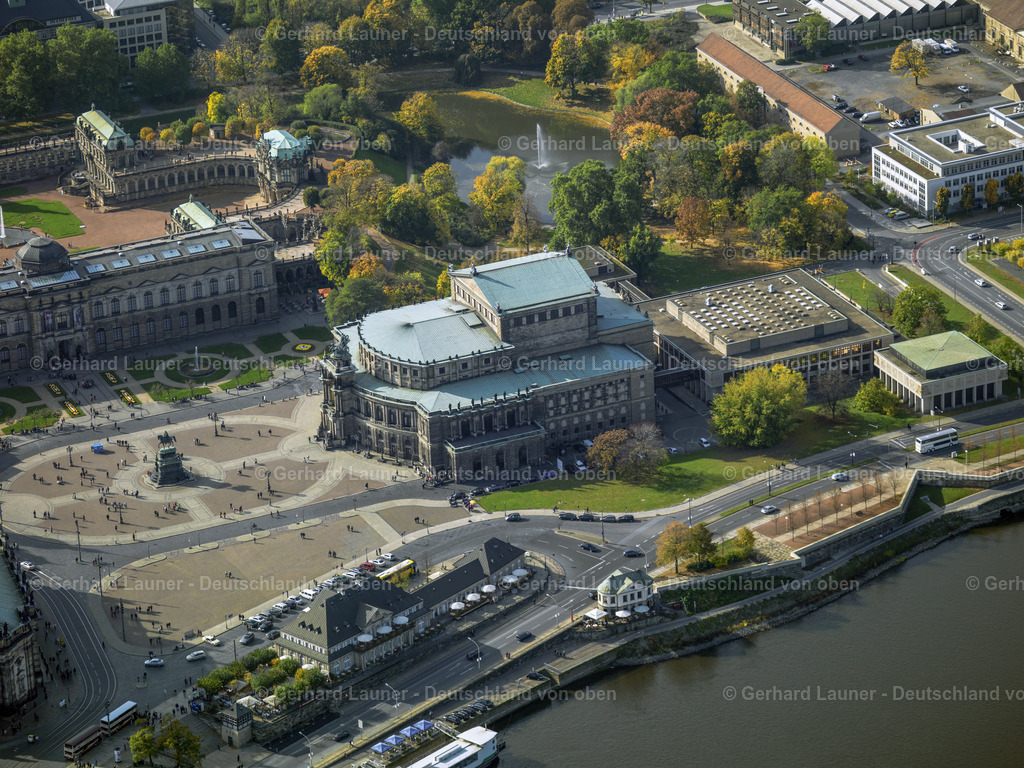 2888106 | DRESDEN 07.09.2021 Semperoper am Theaterplatz in Dresden im Bundesland Sachsen, Deutschland. Das Opernhaus wurde von dem Architekten Gottfried Semper entworfen.