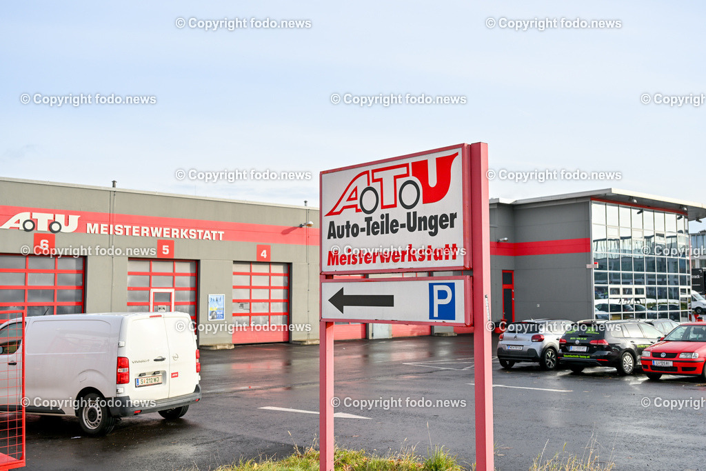 Autoteile Unger_ ATU_ 27.11.2023-15 | 27.11.2023, Leonding, AUT, Autoteile Unger, ATU, im Bild Gebaeude, Gebäude, Werkstatt, Mechaniker, Autowerkstatt, Auto, Inspektion, Reparatur, Reparaturwerkstatt, Service, Fachbetrieb, Pruefstelle, Prüfstelle, Autoservice, KFZ, PKW, Fahrzeug, Insolvenz, Pleite, Teile, Zubehoer, Zubehör, Mitarbeiter, Kunden, Shop, Fahnen, Schild, Logo, Einfahrt