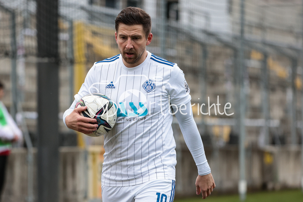 Türkgücü München - SV Viktoria Aschaffenburg | Benjamin BAIER (SVVA #10) in Aktion / Freisteller / Einzelfoto / mit Ball