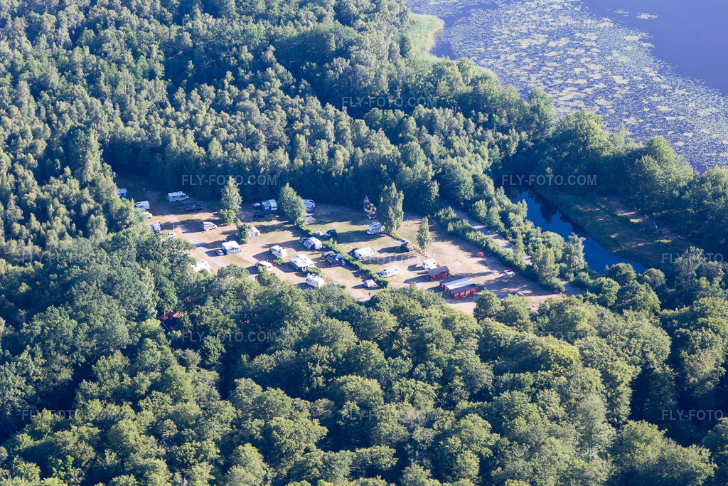 Aerial view: View of the town in Tvetaryd in the state Kronoberg, Sweden. – Photo: IMG_108148.jpg taken on 06/28/2018 by Werner Riehm/FLY-FOTO.com – Resolution of the original: 5472 x 3648 px