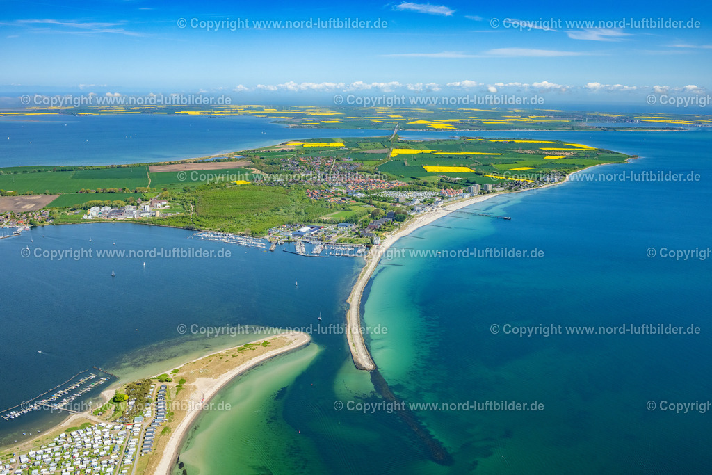 Grossenbrode_ELS_4394150522 | GROßENBRODE 15.05.2022 Ortsansicht an der Meeres-Küste der Ostsee in Großenbrode im Bundesland Schleswig-Holstein. // Townscape on the seacoast of Baltic Sea in Grossenbrode in the state Schleswig-Holstein. Foto: Martin Elsen